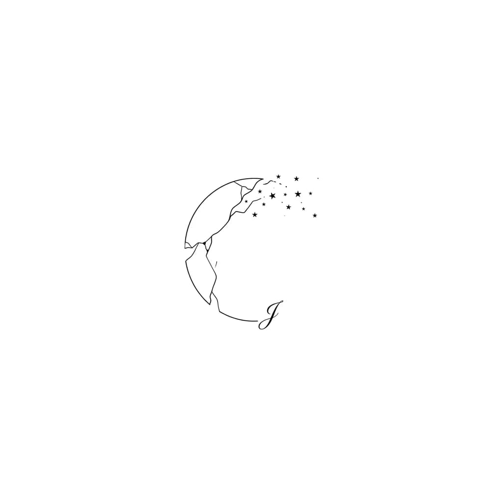 Un diseño de tatuaje minimalista para mujer en color negro. Es la mitad izquierda de un círculo hecho con una línea muy fina (fine line). La línea simula el estilo Kintsugi japonés con sutiles grietas limpias que se van transformando y florecen en una pequeña constelación de estrellitas delicadas. Al final de la línea lleva una letra J elegante y pequeña. Estilo boceto de tatuaje, fondo completamente blanco y limpio.