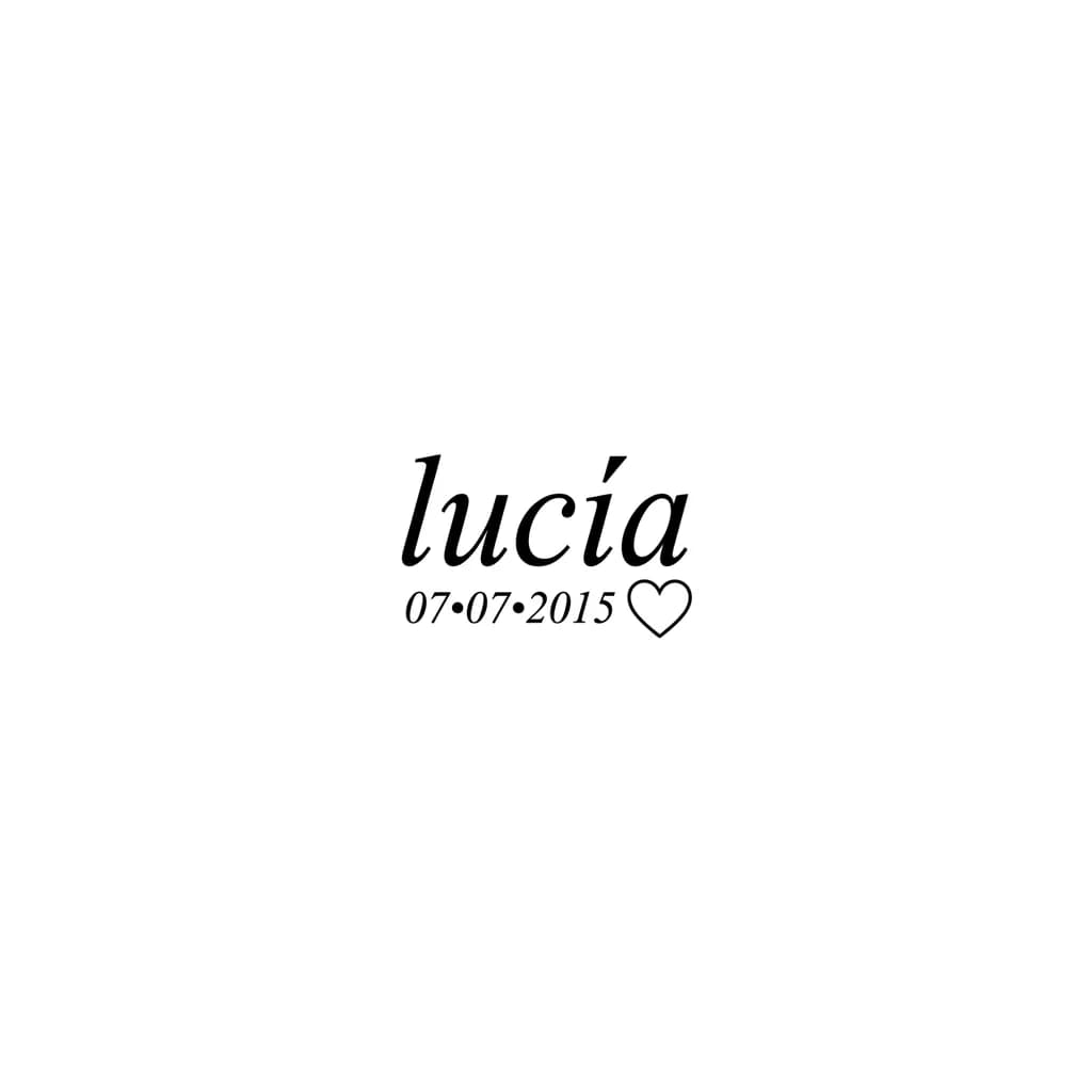 Quiero que ponga el nombre "lucia" y sea una linea finita con una letra un poco en cursiva justo debajo del pliegue del codo por la parte de delante y que justo abajo ponga en mas pequeño 07/07/2015 no en cursiva y un corazon donde quede bien