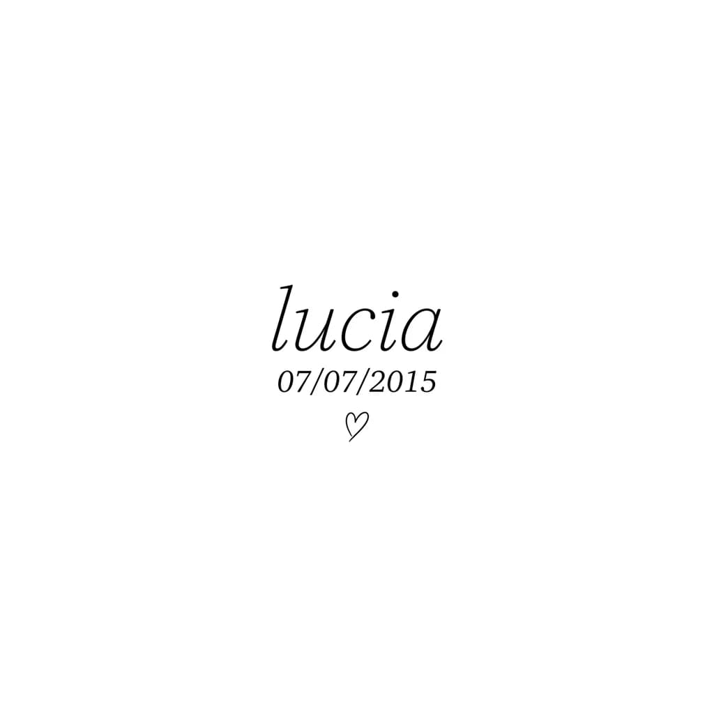 Quiero que ponga el nombre "lucia" y sea una linea finita con una letra un poco en cursiva justo debajo del pliegue del codo por la parte de delante y que justo abajo ponga en mas pequeño 07/07/2015 no en cursiva y un corazon donde quede bien linea muy fina y muy en cursiva 
