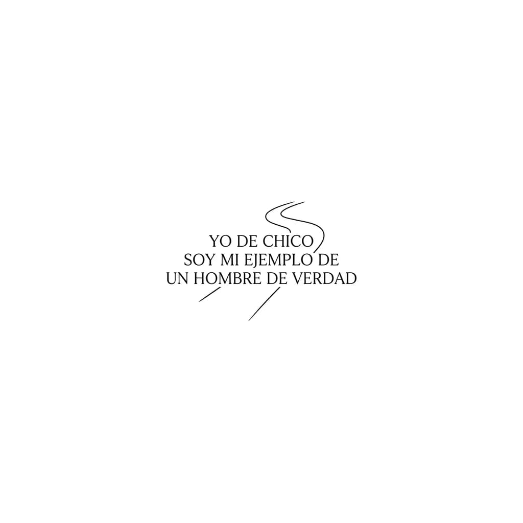 “Frase ‘Yo soy de chico mi ejemplo de un hombre de verdad’ en tipografía fina estilo tatuaje minimalista, líneas limpias, tinta negra, diseño elegante, composición vertical, fondo blanco”
