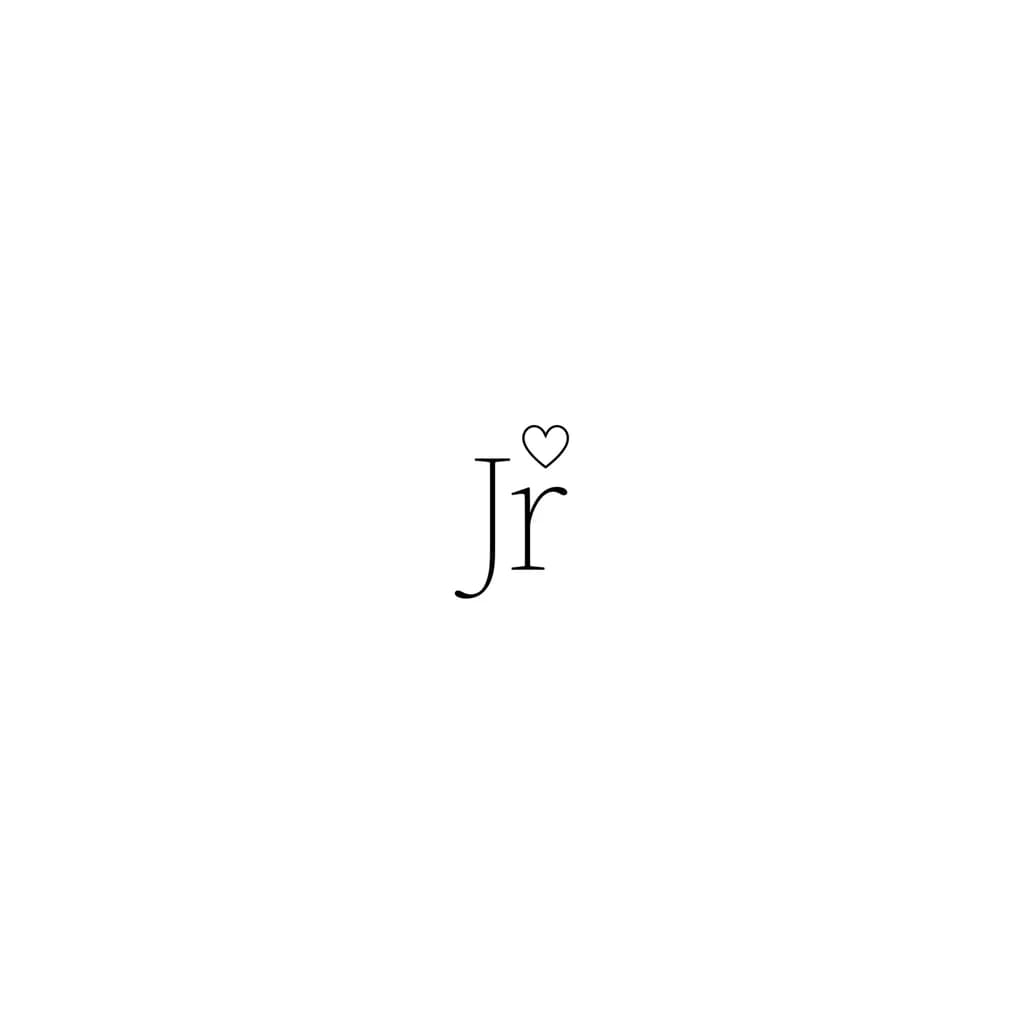 Jr sería el diseño principal y un corazón pequeño arriba de la r el corazón arriba de la r